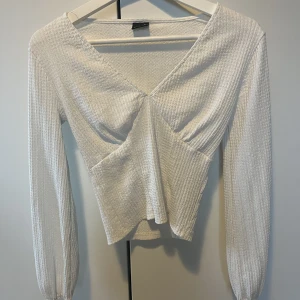 Blus - Blusen är köpt på Gina tricot, har endast använts några få gånger. I fint skick!🥰