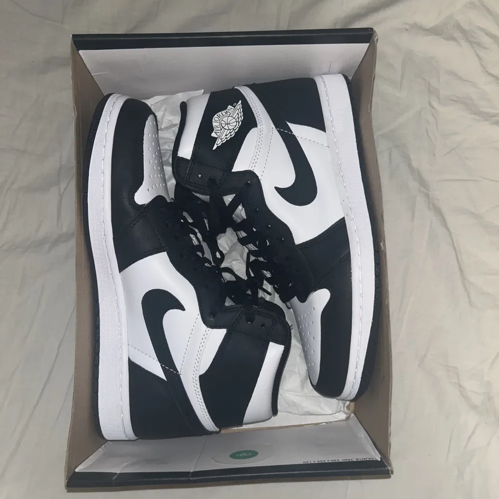 Säljer min Jordan 1 95 high Black and White / Pandas. Size 42,5 EU. Säljs eftersom för stor för mig, helt nya aldrig använda box kommer med. Gratis frakt i sju dagar, pris kan diskuteras ;). Skor.