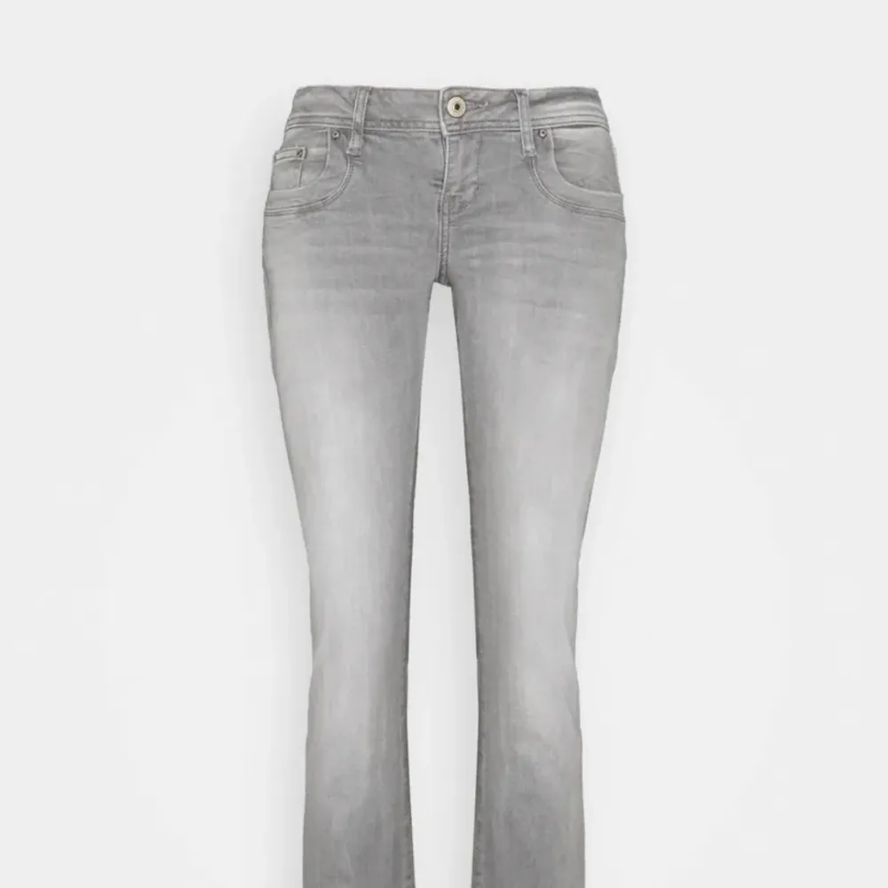 Säljer mina grå ltb jeans säljs pga för korta för mig. Pris kan diskuteras!. Jeans & Byxor.