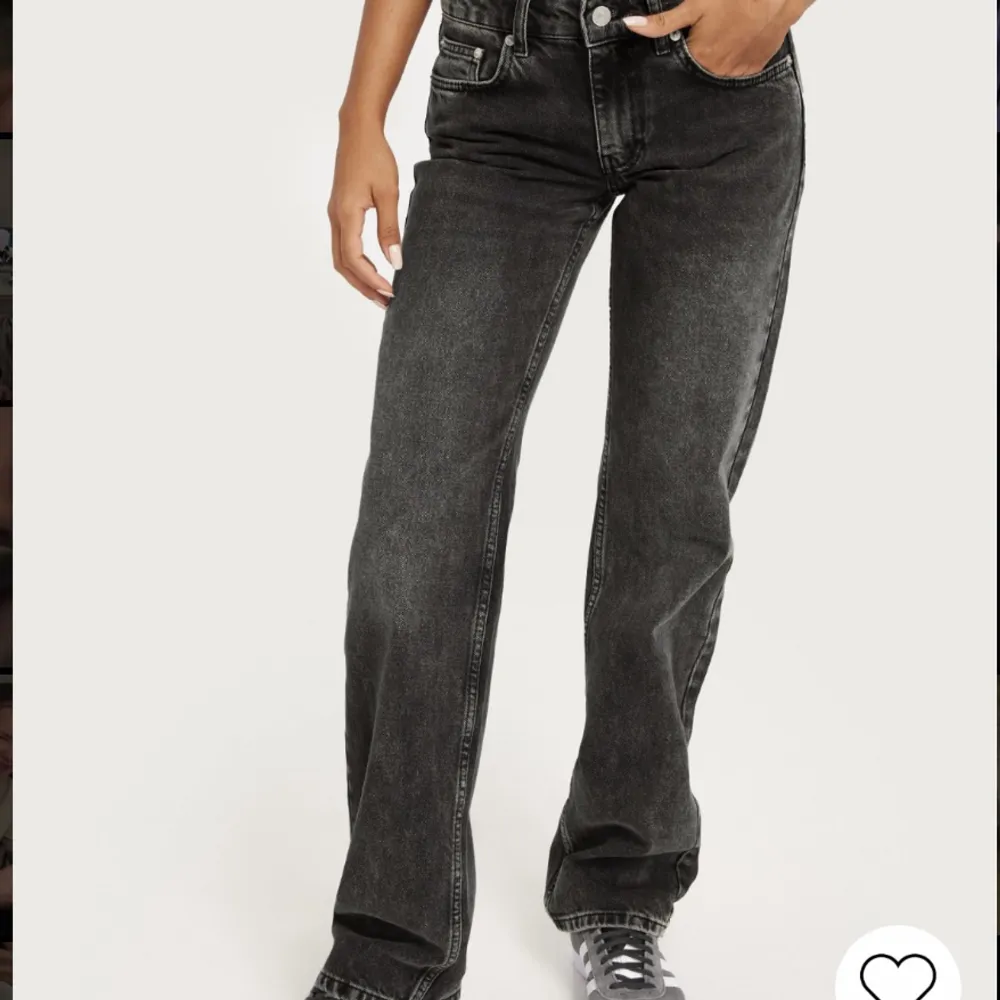 Helt nya lågmidjade jeans från Nelly i storlek 32. Säljer då de inte passade mig. Köpta för 599 säljer för 490 💗. Jeans & Byxor.