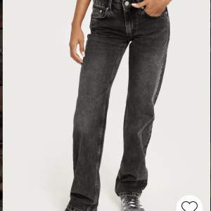 Helt nya lågmidjade jeans från Nelly i storlek 32. Säljer då de inte passade mig. Köpta för 599 säljer för 490 💗