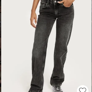 Lågmidjade jeans - Helt nya lågmidjade jeans från Nelly i storlek 32. Säljer då de inte passade mig. Köpta för 599 säljer för 490 💗