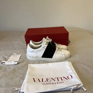 Säljer ett par Valentino Garavani Uomo som är i nästan nyskick använda ett par gånger! Storlek: 43!  Kvitto, box, dustbags, nya snören, tag och kuvertet!