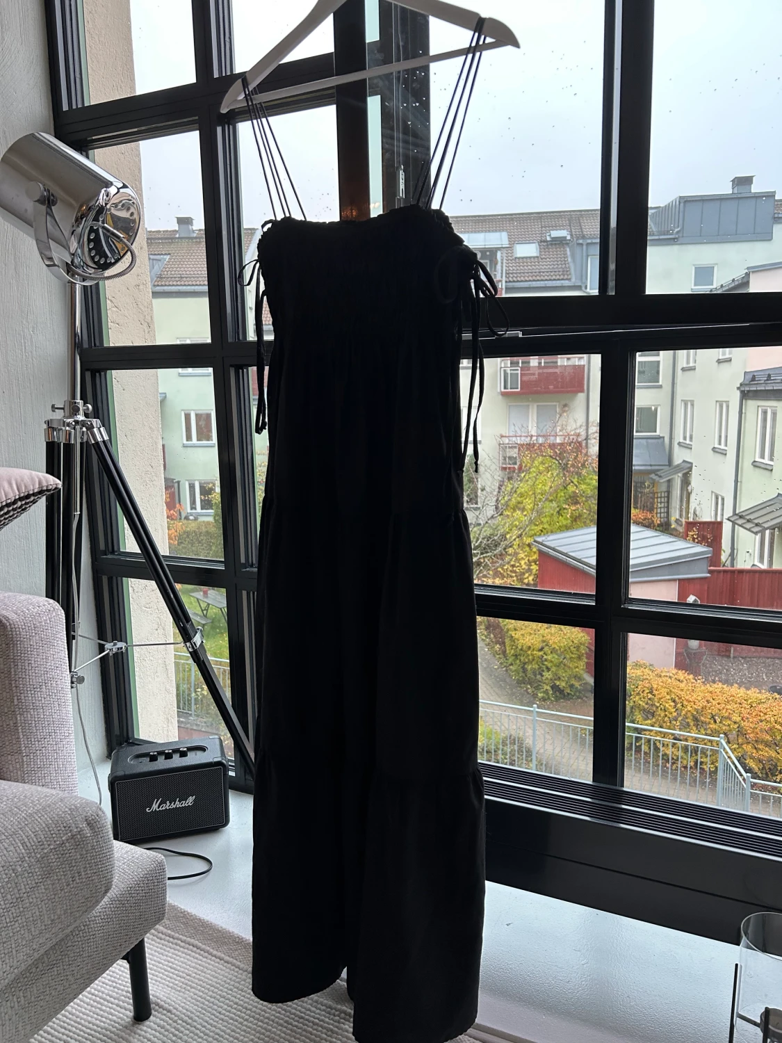 Svart klänning med snöring  - 25