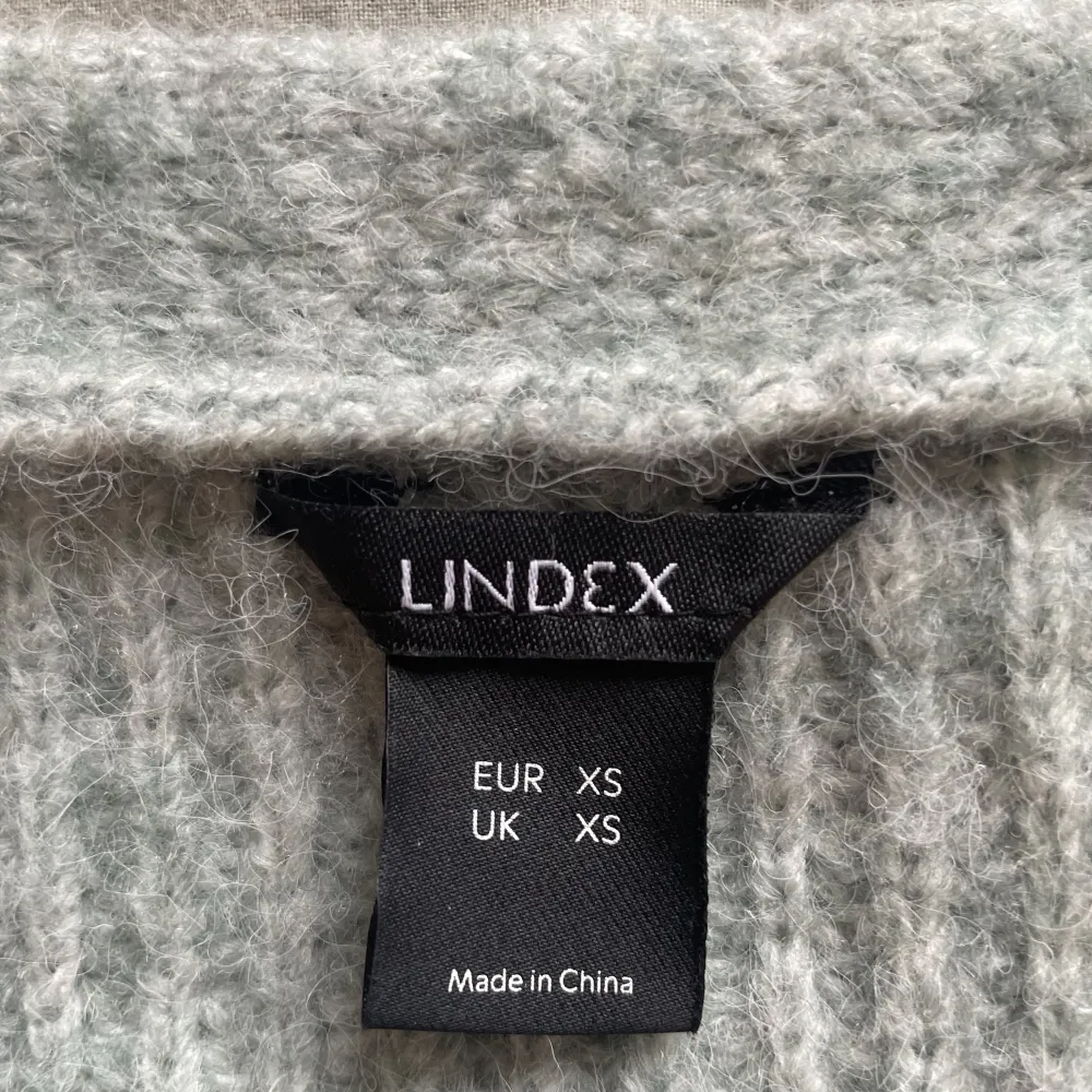 Säljer min fina stickade tröja från Lindex som inte kommer till användning! jätte fin och i bra skick💛. Stickat.