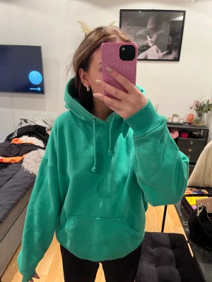 grön bikbok hoodie  - grön hoodie från bikbok i S som är i väldigt gott skick inga noppror på sig heller