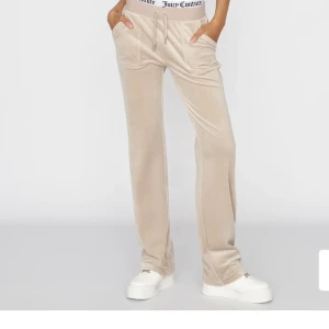 Juicy couture byxor  - Säljer mina beiga mysbyxor. Haft de i ungefär ett år, nypris 1200 men säljer för 600kr. Superfint skick, kan skicka mer bilder vid intresse🥰