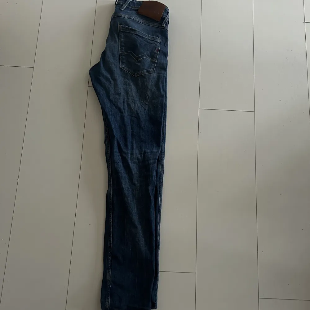 Mörk blåa Replay Anbass Jeans. 9/10 skick o säljer pga att de inte används längre.. Jeans & Byxor.