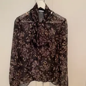 Peony blouse från Ida Sjöstedt, använd ett fåtal gånger. Nypris 1049kr.