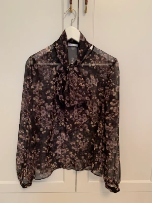 Blus Ida Sjöstedt - Peony blouse från Ida Sjöstedt, använd ett fåtal gånger. Nypris 1049kr.