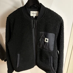 Charartt WIP - Svart fodrad fleece jacka i märke Charartt i stl M. Fint skick, lite använd.  