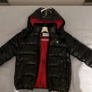 Calvin Klein Jeans - En Calvin Klein Jeans jacka i storlek 14 (för barn). Väldigt gott skick, knappt använd. 