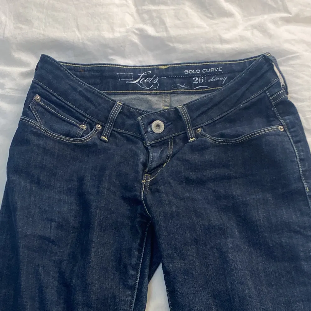 Levis low-waist skinny jeans i bra skick. Säljer då de är för tajta vid låren för mig. Kp om du undrar nåt💗💗. Jeans & Byxor.