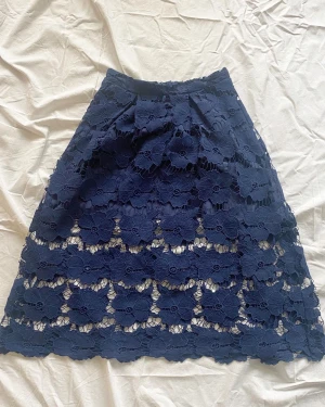 Blommig spets kjol - SPETS KJOL Super söt kjol i blommig spets. Slutar vid knäna. Från märket Rut&cirkel. Storlek 34