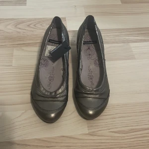 Ballerinaskor - Silvriga ballerinaskor med killlack. Skorna är i storlek 37 men sitter ner som 38. Köpta på sellpy. 