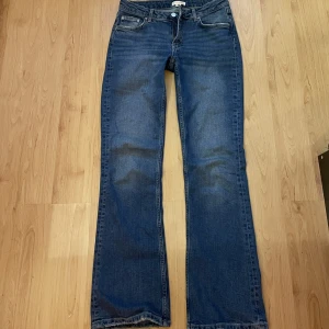 Lågmidjade jeans - Lågmidjade jeans från Gina tricot! Strl 164 (barn strl) men skulle säga att det motsvarar S/36/27 i jeans. Bra i längd på mig som är 170. Kontakta för frågor eller bild💕