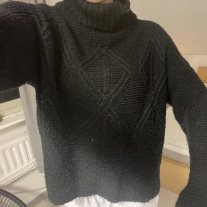 Svart stickad tröja med krage  - Från lager 157. Köpt för flera år sedan. Knappt använd. Inga defekter 💕