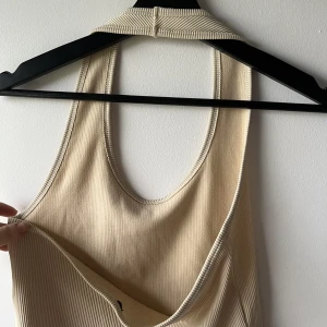 Halterneck topp - Jättebra skick, skriv för bild på