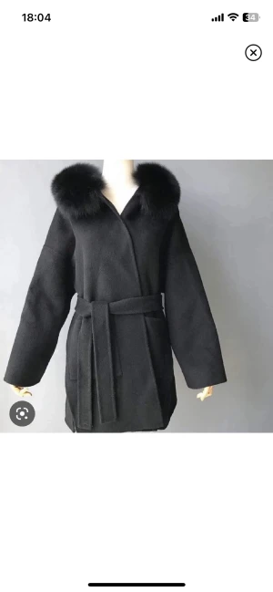 Pälskappa - Säljer denna fina pälskappa, avtagbara pälsmuddar till armarna finns till.🤍 Skriv för fler bilder