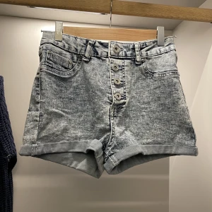 Blå jeansshorts! - Fina jeansshorts med knappar och fickor dör bak 🫶
