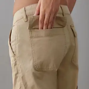 Klassiska cargo jeans som är låg midja i beige färg