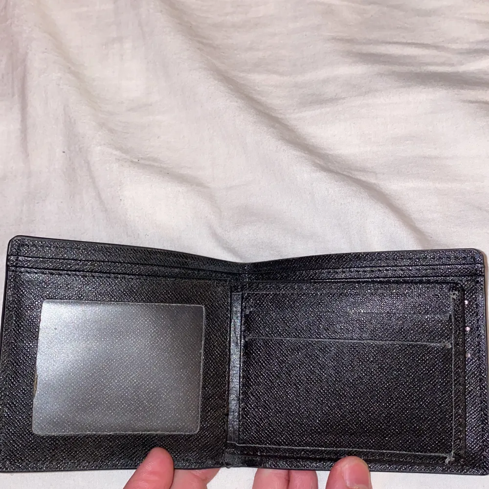 Tja, säljer nu min Louis Vuitton plånbok då den inte kommer till användning, plånboken är i väldigt bra skick då den inte har använts så mycket. Låda samt påse till plånboken medföljer.. Accessoarer.