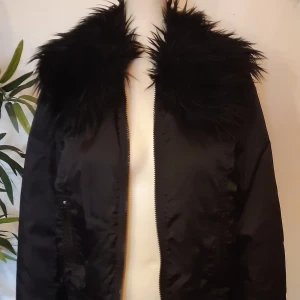 Bomberjacka med päls - Din jacka med pälskrage och päls i ärmslutet. Storleken är S med wxtra långa ärmar.  Jackan är som ny Storlek. S