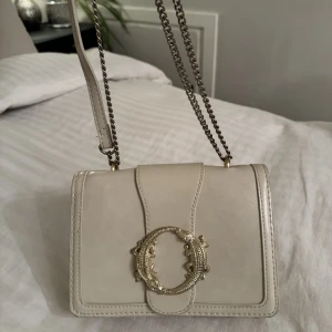 Väska zara - Jätte fin, krämvit väska från zara med gulddetaljer. Endast använd vid ett tillfälle 🫶 