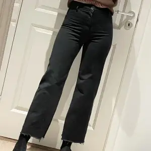 Jeans från Zara i storlek 34. Svarta men aningen ljusare i verkligheten. Nytvättade .  Jag är ca 170 lång. 