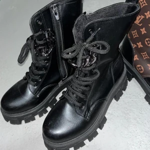 Oanvända skor  - Kan fraktas.