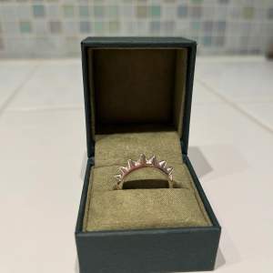 Säljer min ”Spikey ring” i storlek 17 mm från Maria Nilsdotter💕då jag köpte fel storlek. Helt oanvänd, finns kvitto samt originallåda!! Pris kan diskuteras 