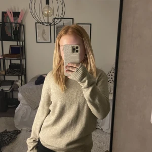 stickad tröja - beige tröja från vero moda, kom aldrig till användning❤️