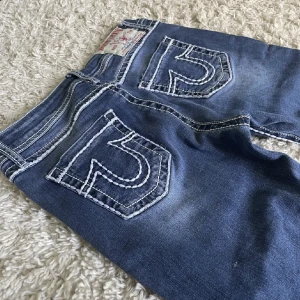 True Religion jeans - Säljer mina true religion jeans i storlek 30 amerikansk storlek men passar mig perfekt som vanligtvis har storlek 26/27💗Modellen är lågmidjad och straight/smått bootcut med snygga vita stygn. Bara att höra av sig för frågor💗