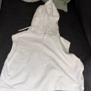 Kortärmad tjocktröja - Vit tjocktarmar tröja från GinaTricot. Använd.