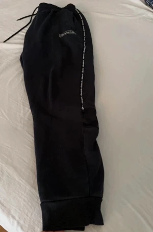 Ellesse mjukisbyxor - Ellesse Athletico träningsbyxor, väl använda men mycket kvar att ge.  Storlek XL.  Inga synliga skavanker.