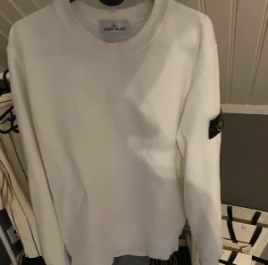 Stone island crewneck tröja strl M - Hej! Säljer äkta stone island tröja som köptes på NK 2022.  Använd fåtal ggr och är som ny! Nypris 2300kr. Inga fel eller defekter.