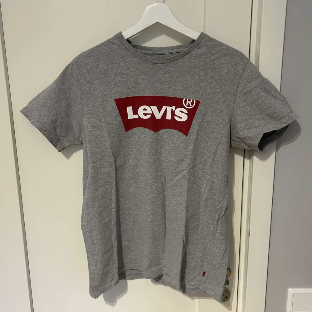 Säljer nu denna Levis tshirt då den blivit för liten för mig. T-shirts.