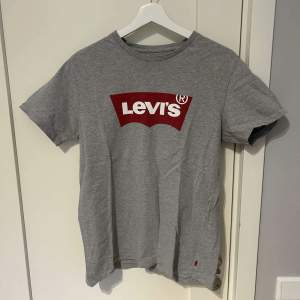 Säljer nu denna Levis tshirt då den blivit för liten för mig