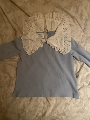 En ljus blå tröja  - En tröja som är skön,ljus blå osv🫶🏽