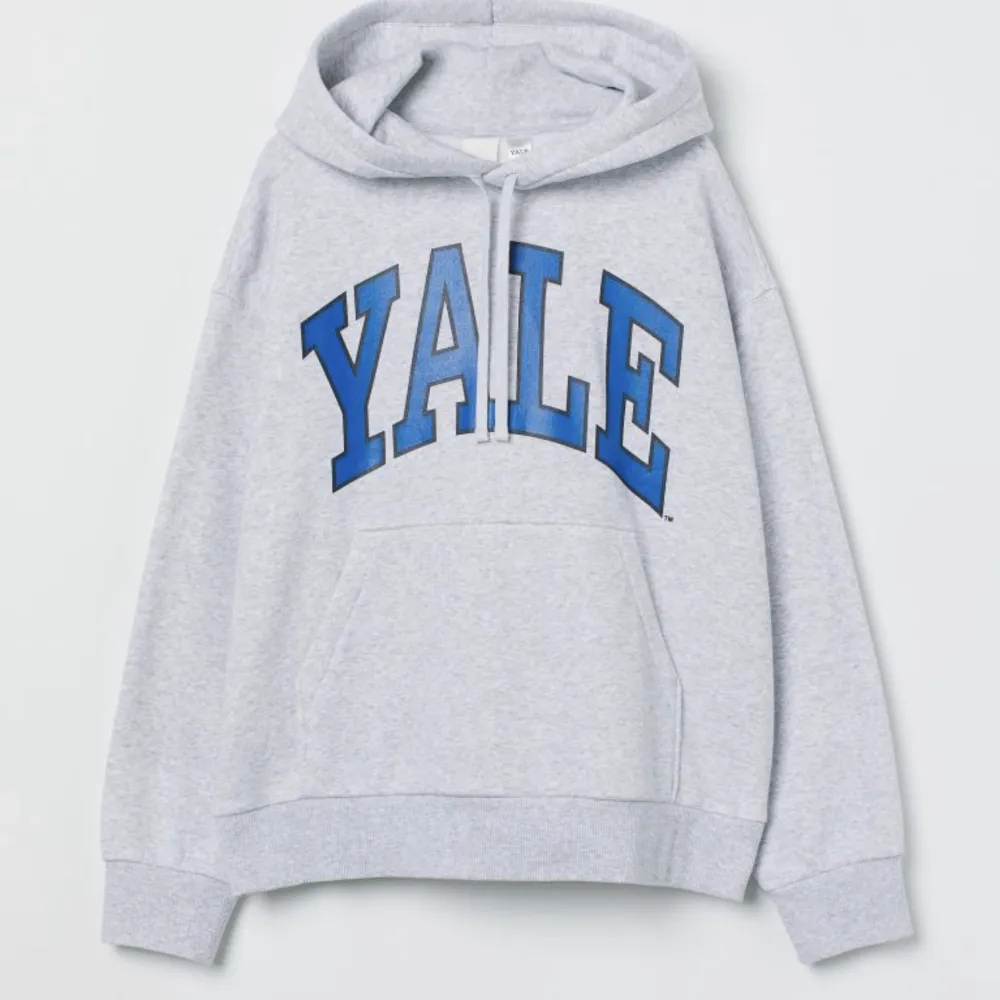 Snygg Yale hoodie i bra skick❤️ Köpt för 299kr🫶🏻. Hoodies.