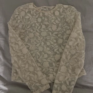 Spets topp - As cool spets tröja som har fina blommor på sig! Den är inte jätte genomskinlig och är ändå rätt varm