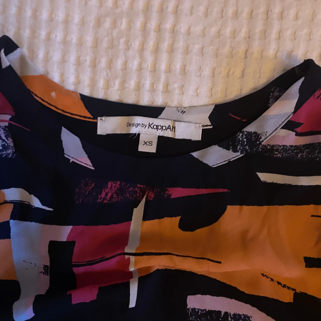 T-shirt med abstrakt mönster