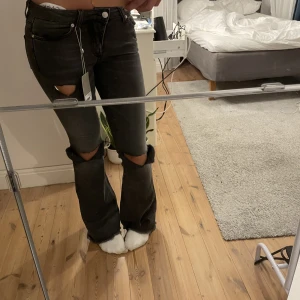 Lågmidjade jeans  - Jättesnygga Lågmidjade jeans! Helt oanvända, lappen sitter kvar!🙌🏼