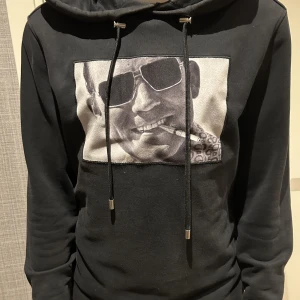 Limitato hoodie - Limitato hoodie i Storlek S (Kan även passa M), Skicket är otroligt bra (möjliga defekter finnes på bilderna) Nypris≈5000 Kr Modellen på bilden är ca 175 cm lång och väger 60 kg.  Tveka inte på att höra av er vid minsta fundering  Allt gott/Team Copertina