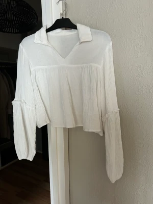 Vit blus  - Vit blus använd enstaka tillfällen storlek Medium. Fastande i ett handtag därav hålet som lätt sys igen. 