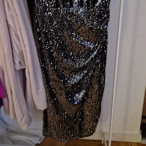 Ny klänning  - Skit snygg festklänning tex till nyår 😊 Det är korsat knytband i ryggen 