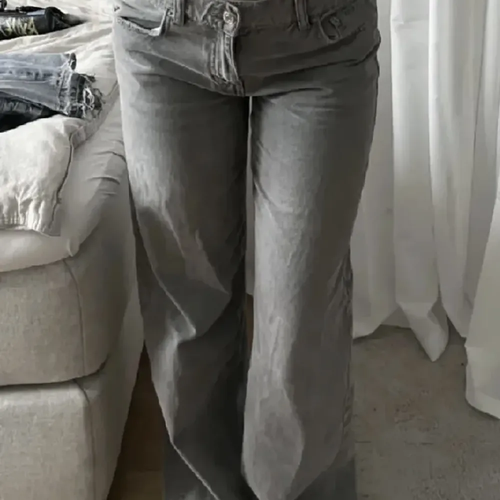 Säljer populära jeans från Gina. Straight low jeans i storlek 32🥰 Använda 2-3 gånger därav i super skick! Säljer pga att de är för små :( Orig pris.499kr. Jeans & Byxor.