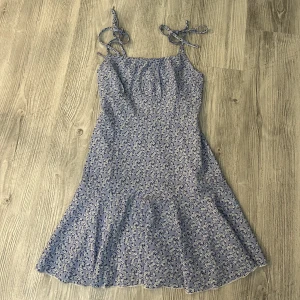 Klänning - Bara provad på en gång