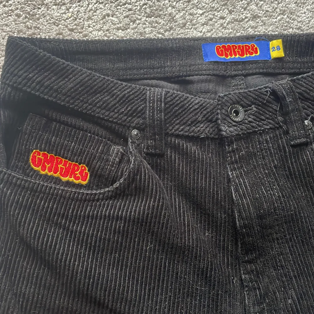 Empyre byxor i Manchester tyg. Väldigt bra skick bara ett litet hål längst ner som knappt märks👁️ . Jeans & Byxor.