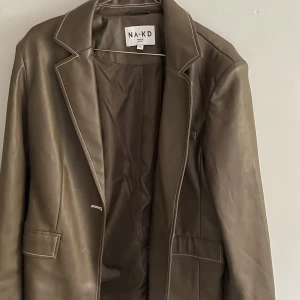 Blazer  - Skinnblazer med vita detaljer, från Amelie Star x nakd